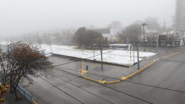 Niebla y nieve en el Alto Valle: problemas de visibilidad, formación de hielo y rutas con restricciones en Río Negro