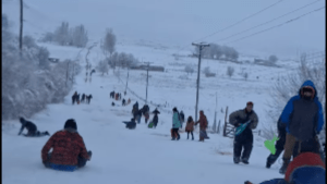 Furor por la nieve en la Bajada del Michacheo en Zapala: ¿qué pasa en Primero Pinos?