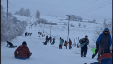 Furor por la nieve en la Bajada del Michacheo en Zapala: ¿qué pasa en Primero Pinos?