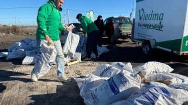 El municipio entrega bolsones de leña a vecinos de barrios populares. Foto: gentileza.