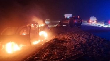 Video | Con la nieve de testigo: chocó en la Ruta 237, se rompió el tanque de combustible y ardieron en llamas dos vehículos