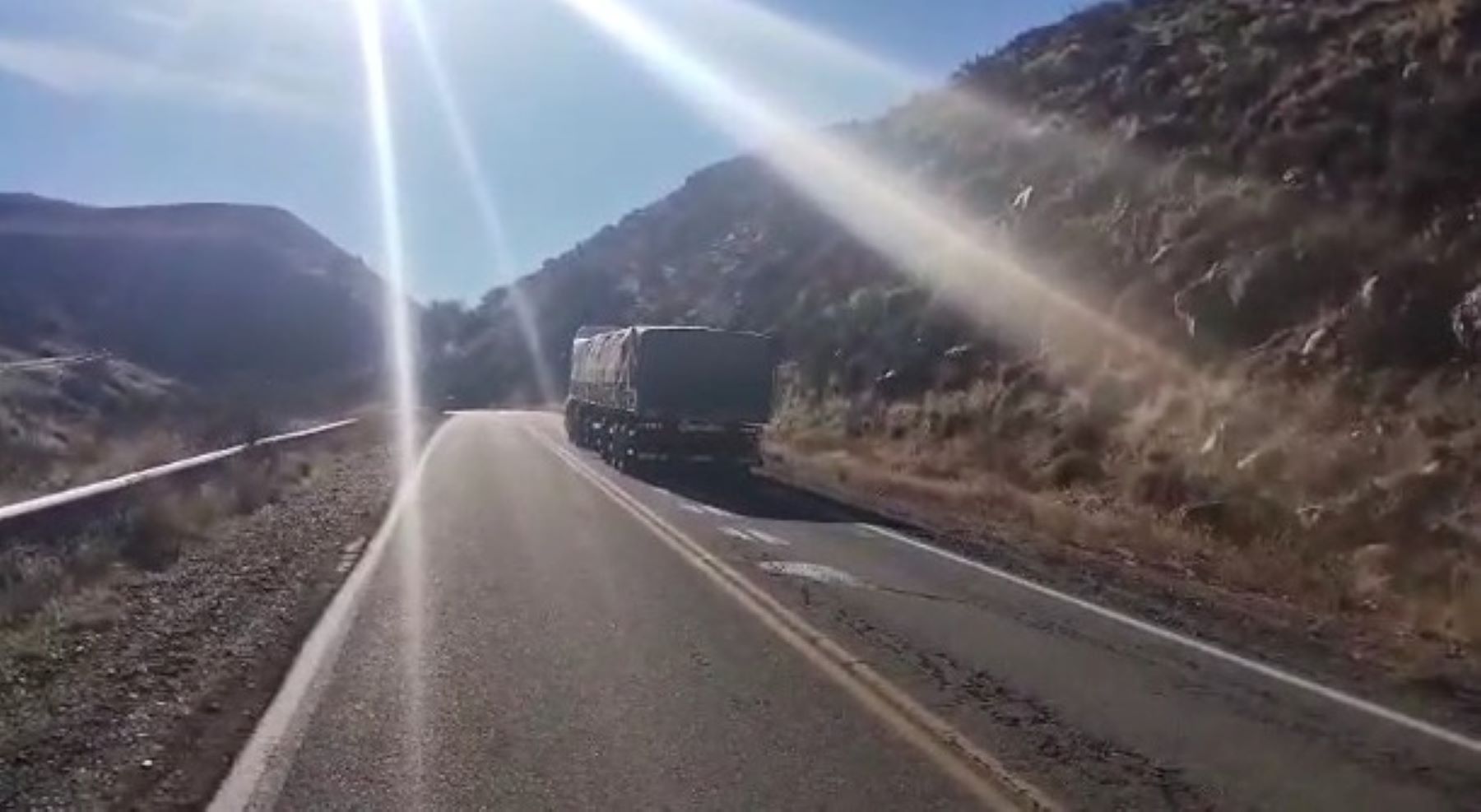 Tránsito normal en la Ruta 40, cerca de La Rinconada: un camión con ...