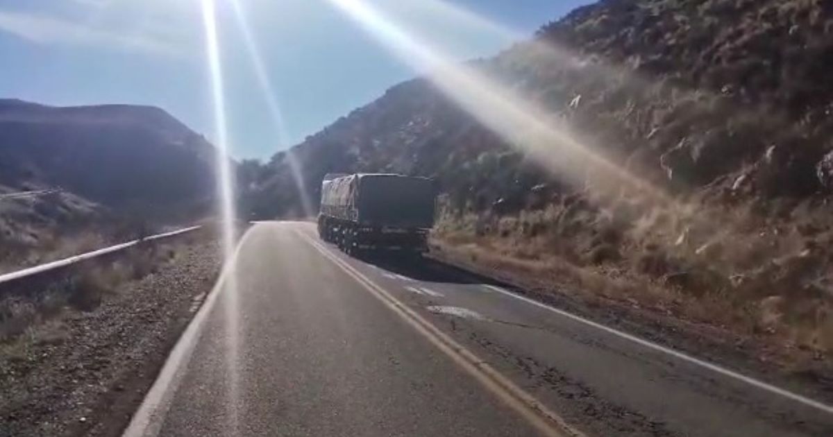 Su Ruta Normal Variation Tránsito normal en la Ruta 40, cerca de La Rinconada: un camión con ...