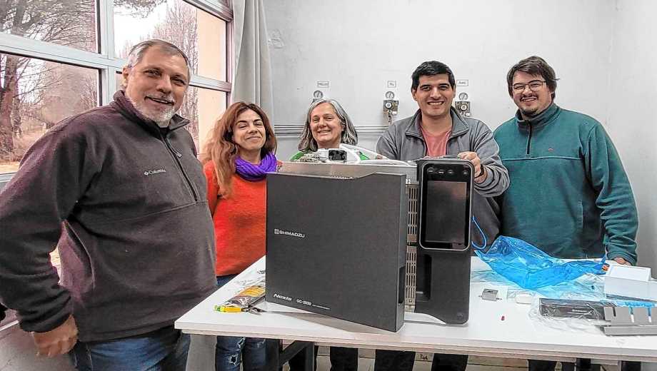 Un cromatógrafo gaseoso con detectores se sumó a los equipos de investigación. Foto: gentileza UNCo. 