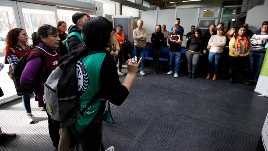 El encuentro se desarrolló en el acceso de la sede central de Salud. Foto: Marcelo Ochoa.