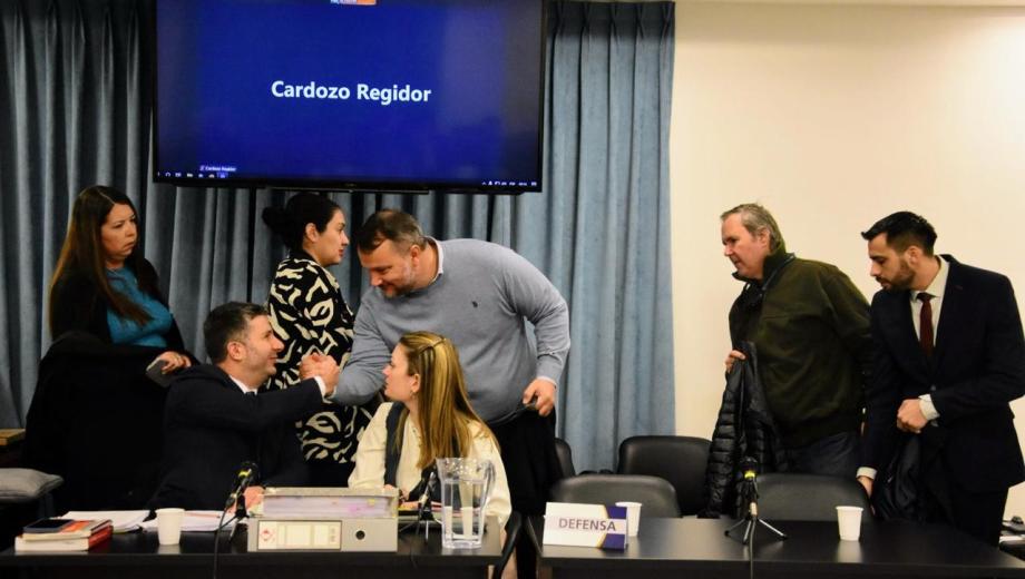 Siegenthaler saluda a su abogado Pablo Gutiérrez en el inicio de la audiencia. También están Reznik y Oliva (Cecilia Maletti)