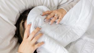 El hábito que arruina tu sueño sin que te des cuenta (y no es el celular)