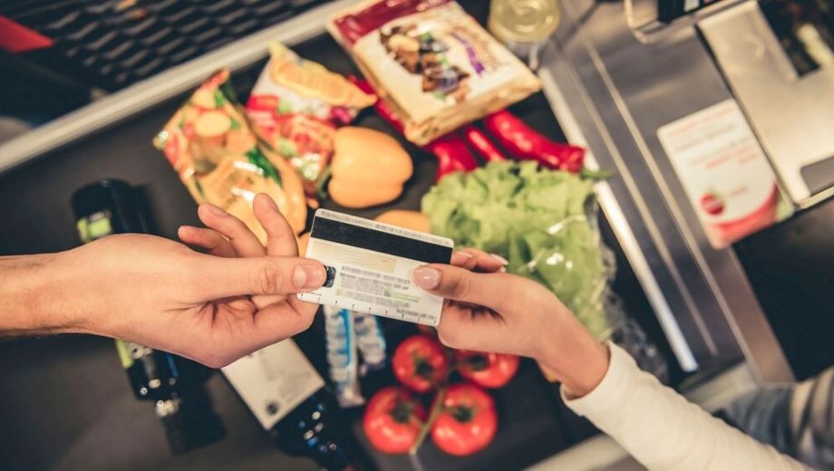 El uso de las tarjetas de crédito cayó un 15% debido al recorte de los límites bancarios y al temor de los usuarios a no poder pagar los resúmenes. (Foto: gentileza)