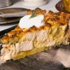 Imagen de Tarta de papa, pollo y champiñones, todo lo que está bien en un plato hecho en casa