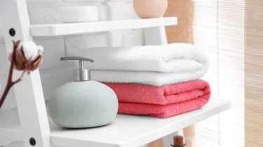 Truco casero y fácil para devolverle el blanco a las toallas de casa.- 