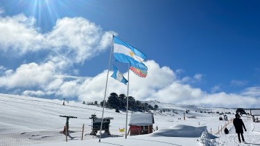 ¡Bendita nevada! Así de hermosa está Villa Pehuenia Moquehue, y el Cerro Batea Mahuida invita a esquiar