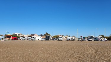 La hermosa playa de la Patagonia elegida por rodanteros de motorhomes, que se prepara para recibirlos