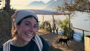 Chiara viaja sola para encontrarse, de Lamarque al mundo, con una mochila al hombro y muchas preguntas