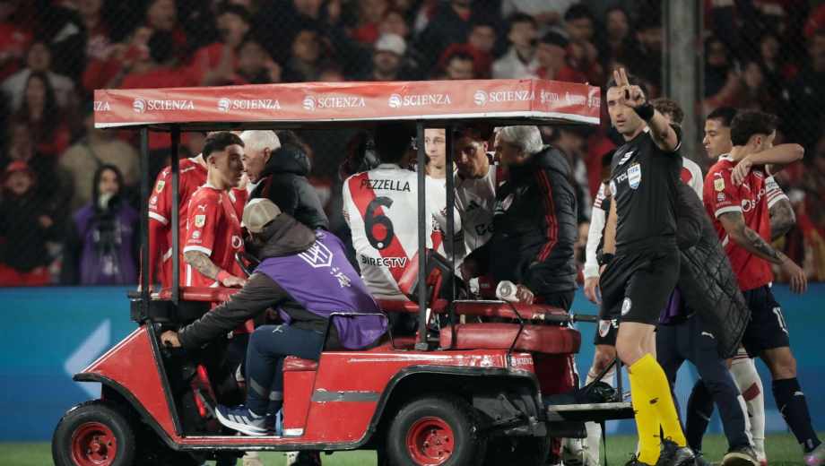 Pezzella salió en camilla y entre lágrimas en el encuentro ante Independiente. (FBaires)