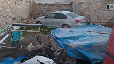 Encontraron drogas, dólares, municiones y un auto desarmado en un sorpresivo operativo en Cipolletti