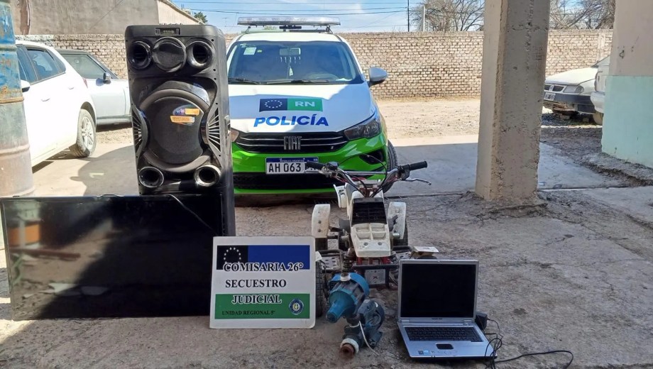 Además del auto, la Policía secuestró bienes robados en allanamientos en la Toma Santa Evita. Foto Gobierno de Río Negro.