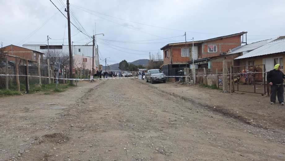 El hecho ocurrió esta tarde de sábado en la calle Michay al 600 del barrio Arrayanes de Bariloche. (foto gentileza)