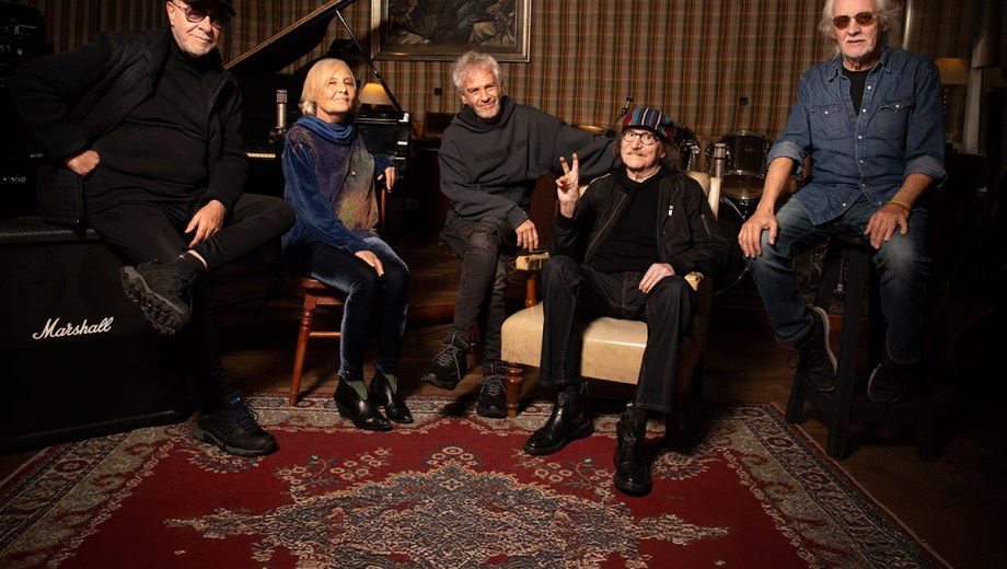 León Gieco, María Rosa Yorio, Raúl Porchetto, Charly García y Nito Mestre, reunidos para escuchar la remasterización.