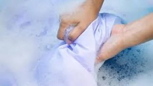 El truco de las abuelas que vuelve con todo: cómo lavar la ropa con jabón blanco y dejarla como nueva y sin manchas