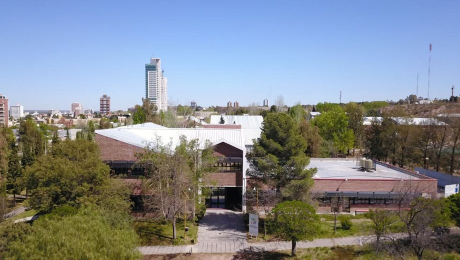 Facultad de Turismo, Universidad Nacional del Comahue. Foto: facebook. 