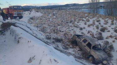 Conducía sin cadenas por la Ruta 23 nevada: cayó con su camioneta en una pendiente cerca del paraje Pehuen Có
