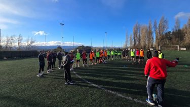 Las selecciones de Neuquén y Bariloche se enfrentan en su debut en la Copa País