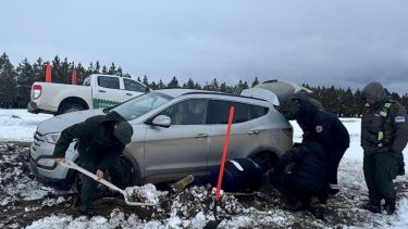 Video | Rescate en la nieve: tres autos quedaron varados en Villa Pehuenía, venían de Chile