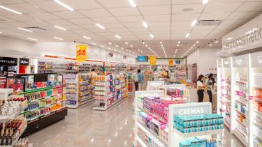 Una cadena de farmacias busca nuevos socios para quedarse en Argentina tras la salida de los supermercados de Carrefour