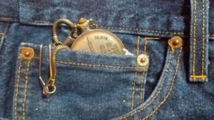 El secreto del bolsillo oculto en los jeans: su función original y por qué aún existe