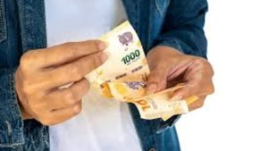 Qué significa ordenar billetes de $1000 “cabeza con cabeza”, según la psicología