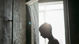 Con 10 minutos alcanza. ¿Por qué ducharse antes de dormir mejora la calidad del sueño?