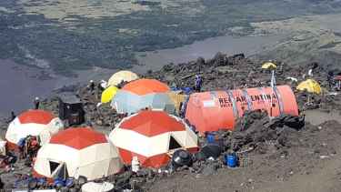 Baños secos en altura en el volcán Lanín: ya está lista la primera tanda de abono para incorporar al suelo