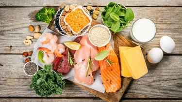 Huevos, quinoa y batata: los 8 alimentos recomendados para ganar masa muscular