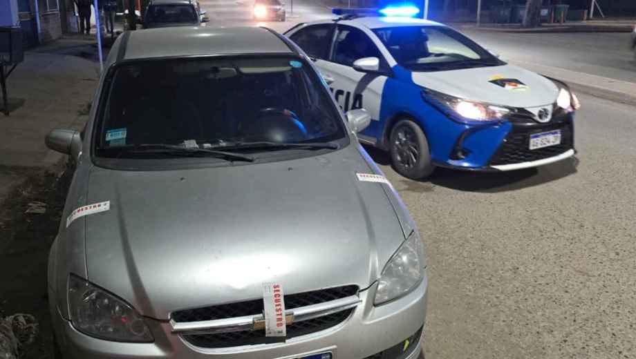 El auto fue detenido frente al hospital Dr. Natalio Burd. Fotos: Centenario Digital.