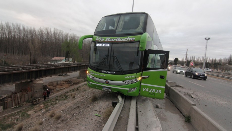 Accidente sobre Ruta 22 en el puente carretero Neuquén - Cipolletti. (Foto: Oscar Livera).