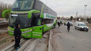 Viernes de terror en la Ruta 22: un colectivo chocó contra el muro del puente Neuquén – Cipolletti y «quedó en el aire»