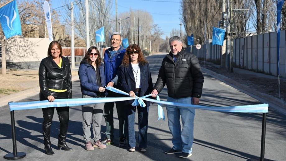 Inauguran asfalto en Valentina Sur en Neuquén. (Gentileza).