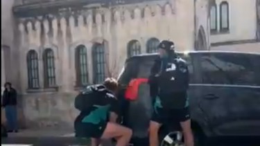 All Blacks solidarios: levantaron un auto por un incidente de tránsito en Buenos Aires