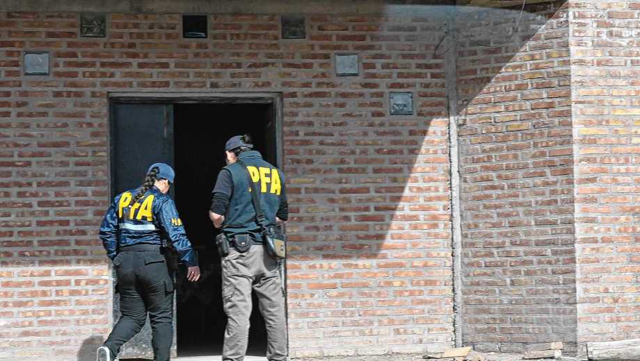 La Policía Federal allanó una vivienda en Allen tras una denuncia por presunta trata laboral. La Fiscalía Federal investiga el caso. Foto Juan Thomes.
