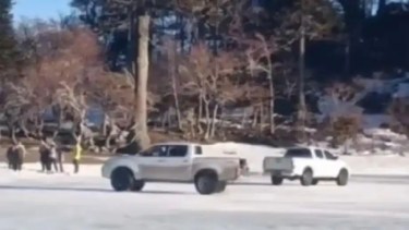 Hizo trompos con una camioneta en una laguna congelada de Neuquén: paga $12.000 y evita el juicio