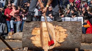 Fiesta de la Nieve en Bariloche: el tradicional Concurso de Hacheros encendió el Centro Cívico