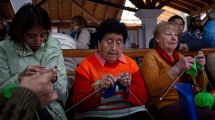 Imagen de Fiesta Nacional de la Nieve en Bariloche: las tejedoras solidarias elaboraron mantas de lana para el hospital