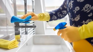 Ni bicarbonato ni vinagre: cómo dejar el baño impecable con esta mezcla casera