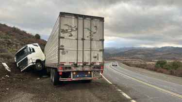 Un camión de Chile despistó en la Ruta 40 de Neuquén este jueves: cómo está el conductor