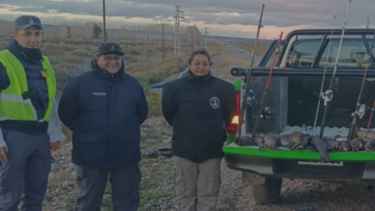 Secuestraron 12 truchas a cazadores furtivos en una ruta de Neuquén