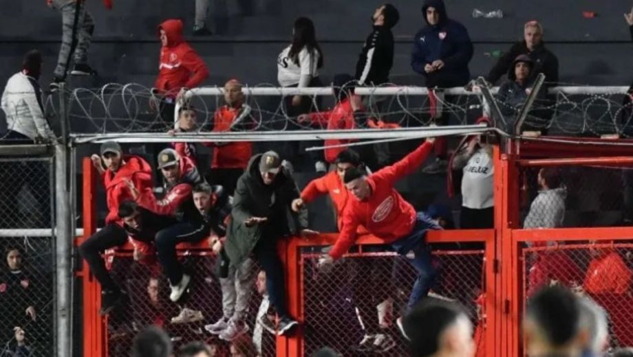 Sin control. La barra de Independiente respondió a las agresiones de sus pares de la U y todo se descontroló en el Libertadores de América. (Fotos FBaires)
