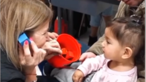 Video | El momento más esperado: la emotiva reacción de dos nenas de Neuquén al escuchar por primera vez