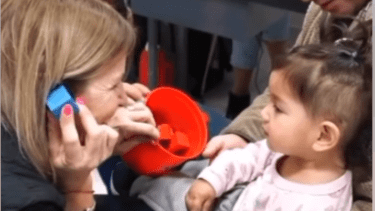 Video | El momento más esperado: la emotiva reacción de dos nenas de Neuquén al escuchar por primera vez