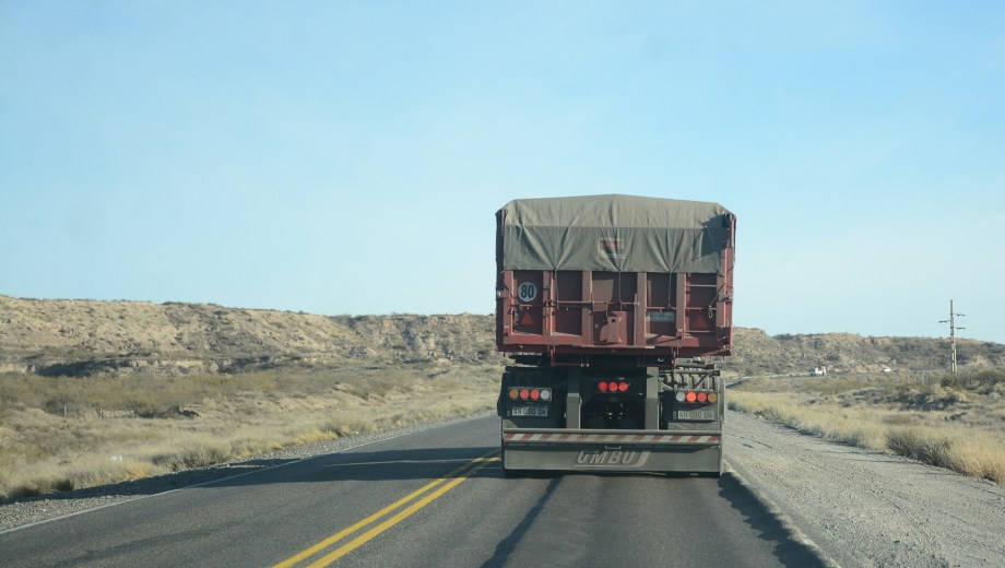 La Ruta 151 entre Cipolletti y Catriel tiene sectores en muy mal estado. (Foto: Juan Thomes)