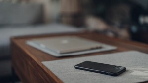 Qué significa dejar el celular pantalla abajo, según la psicología